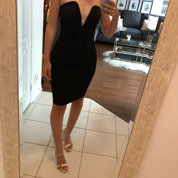 Plunging deep v sexy LBD - Picture 6 of 8